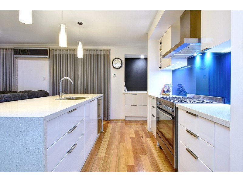 90 Houghton Drive, Carramar WA 6031