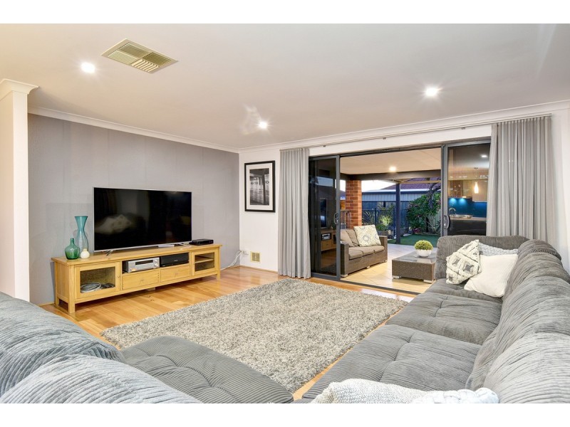90 Houghton Drive, Carramar WA 6031