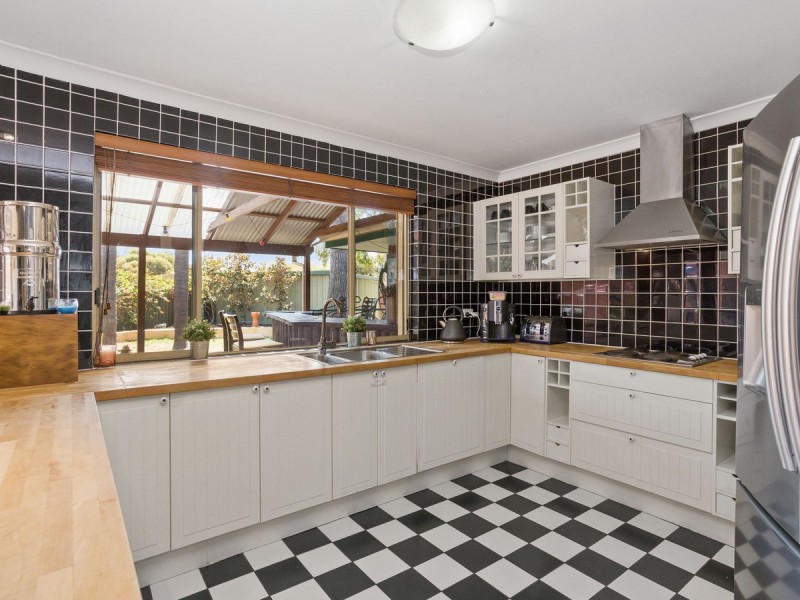 4 Curlew Way, Yangebup WA 6164