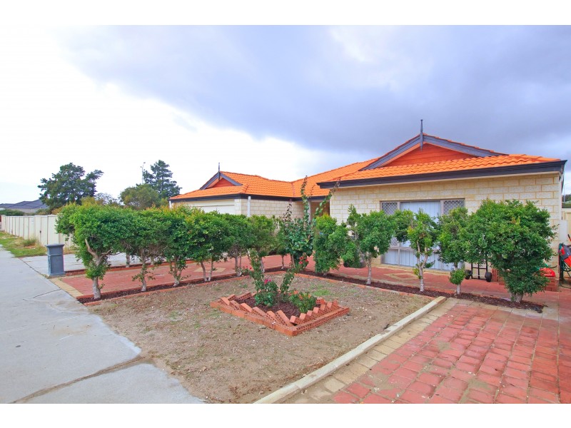 4 McNamara Place, Marangaroo WA 6064