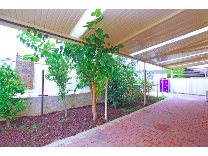 4 McNamara Place, Marangaroo WA 6064