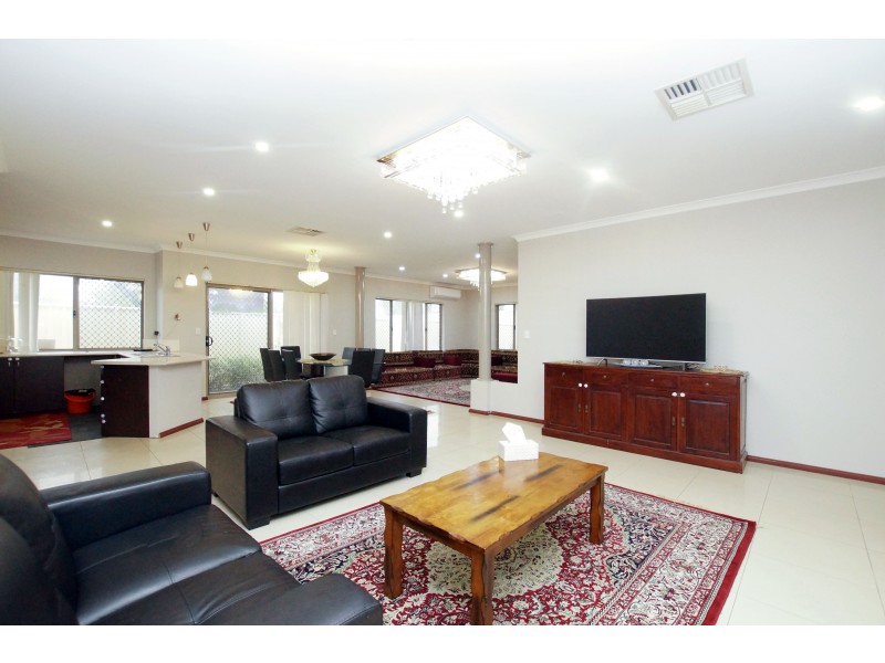 4 McNamara Place, Marangaroo WA 6064