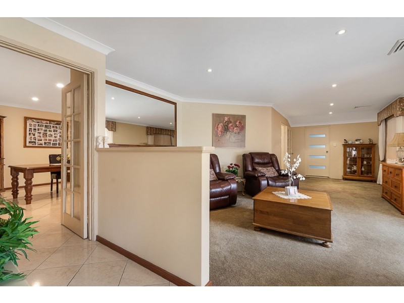 40 Golf Links Drive, Carramar WA 6031