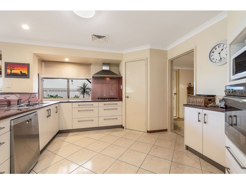 40 Golf Links Drive, Carramar WA 6031