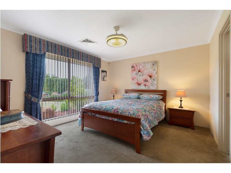 40 Golf Links Drive, Carramar WA 6031