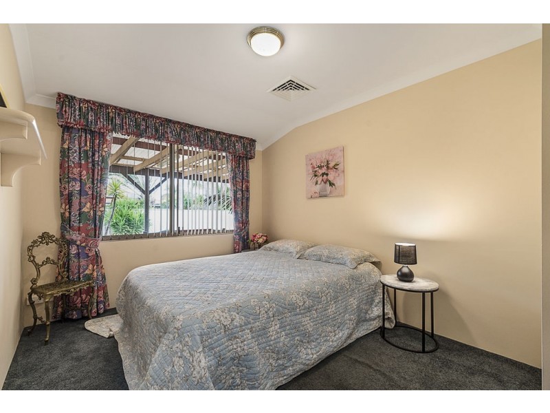 40 Golf Links Drive, Carramar WA 6031