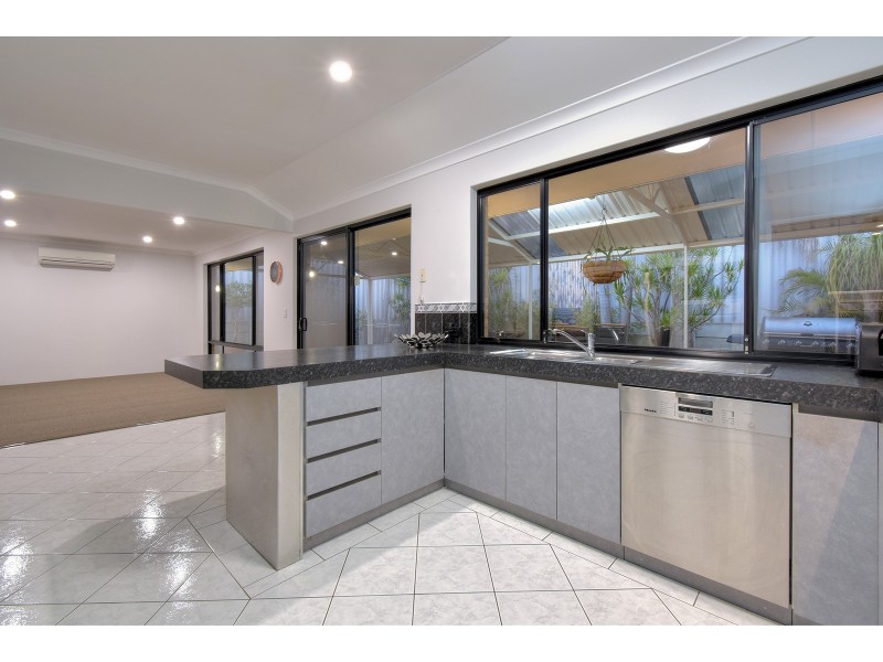 10 Glenfine Way, Carramar WA 6031