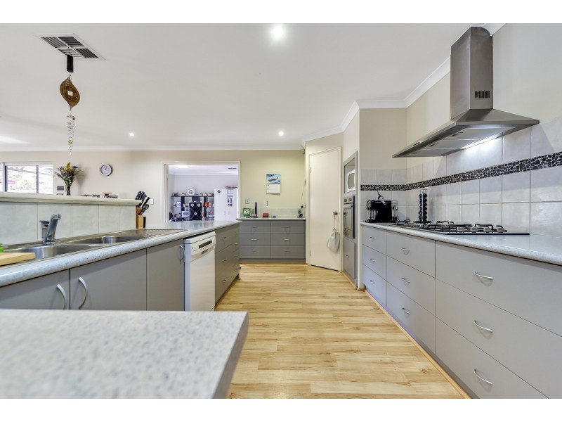 10 Kambany Approach, Dalyellup WA 6230