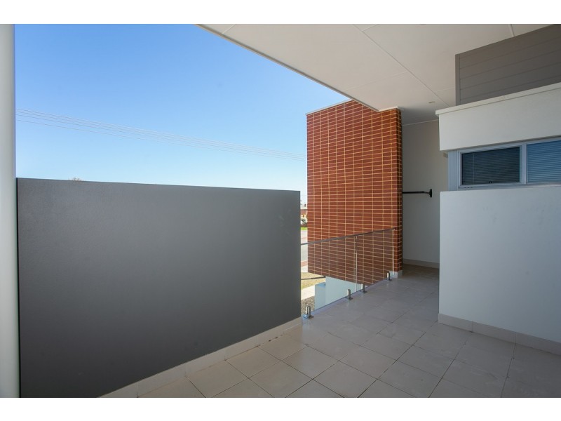 2/404 Flinders Street, Nollamara WA 6061