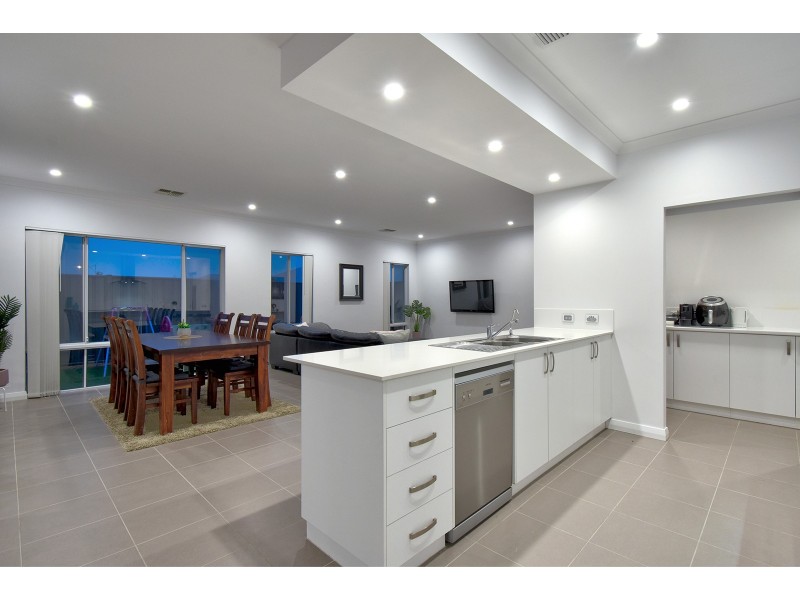 20 Azolla Street, Banksia Grove WA 6031