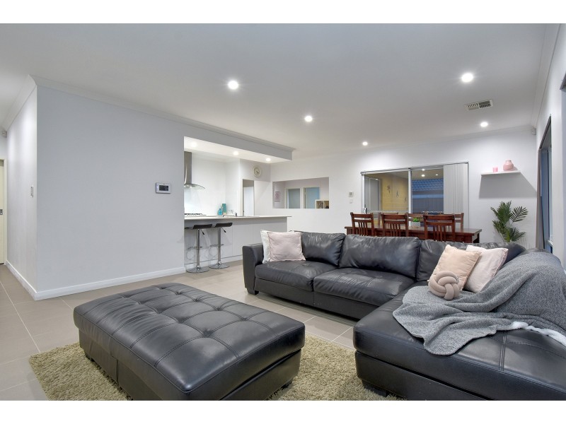 20 Azolla Street, Banksia Grove WA 6031