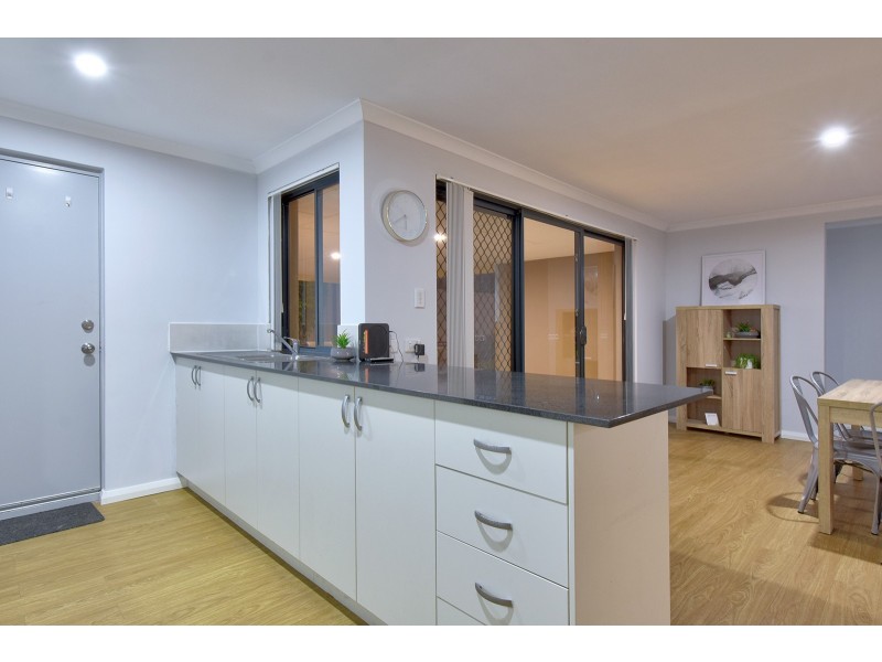 5 Rocklands Loop, Carramar WA 6031