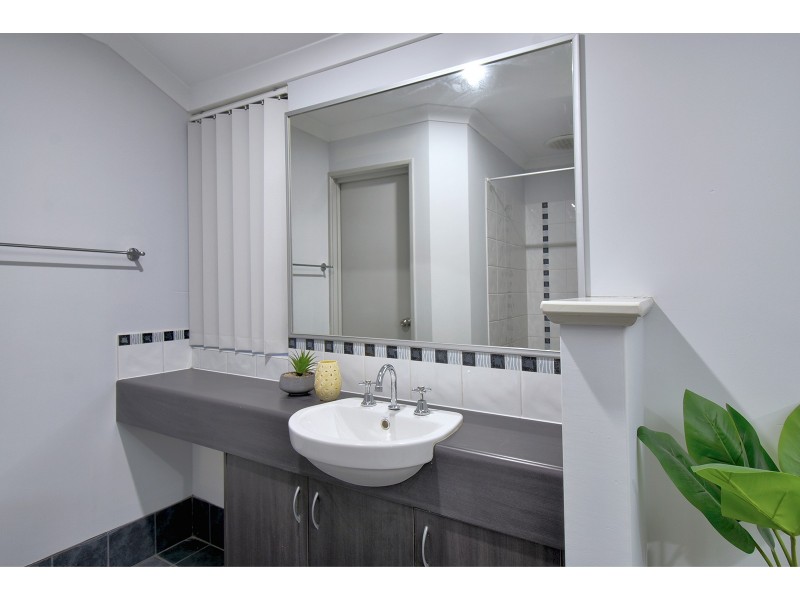 5 Rocklands Loop, Carramar WA 6031