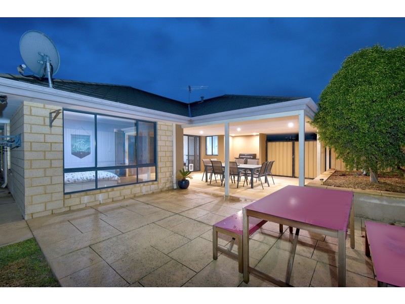 5 Rocklands Loop, Carramar WA 6031