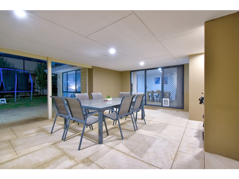 5 Rocklands Loop, Carramar WA 6031