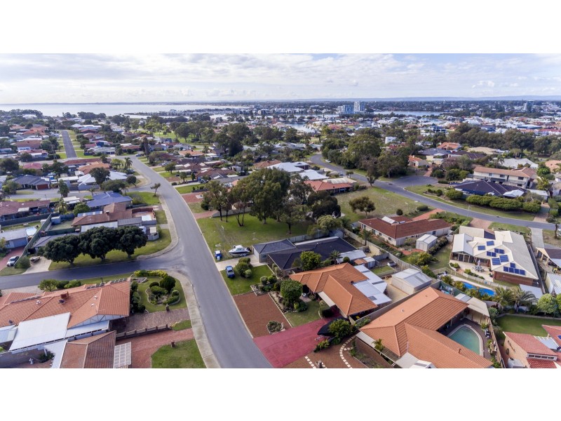 16 Arundel Drive, Halls Head WA 6210