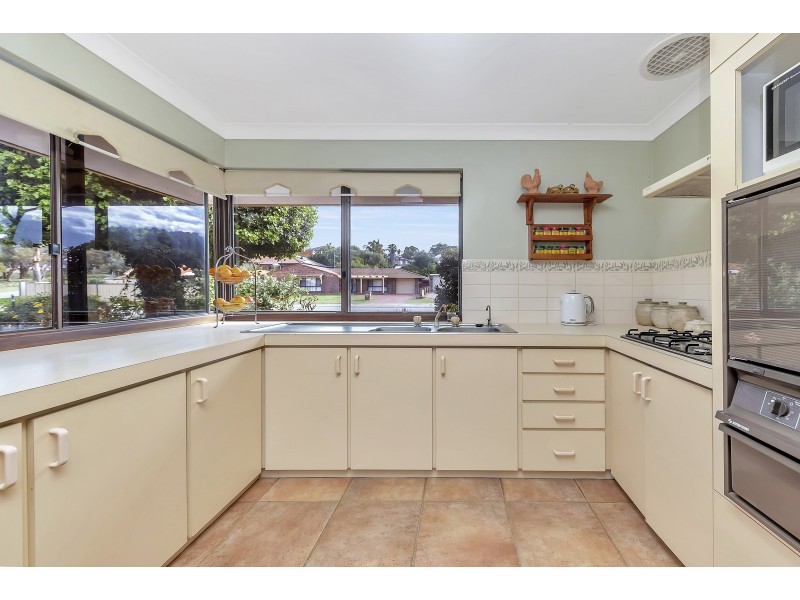 16 Arundel Drive, Halls Head WA 6210