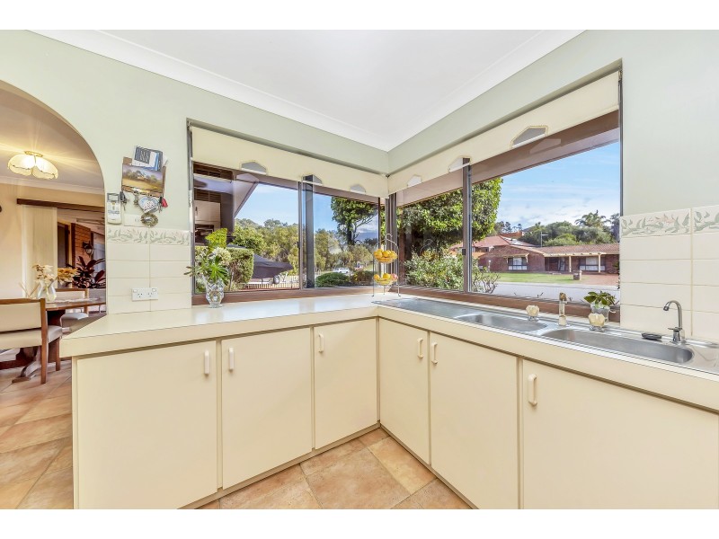 16 Arundel Drive, Halls Head WA 6210