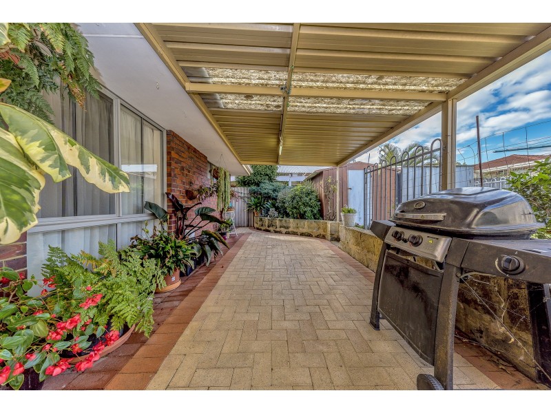 16 Arundel Drive, Halls Head WA 6210