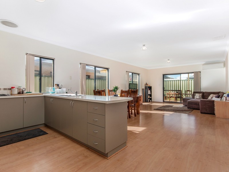 8 Tangier Parkway, Port Kennedy WA 6172