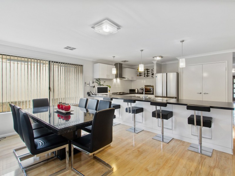 11 Fairvale Bend, Madeley WA 6065