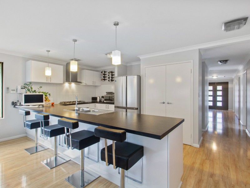 11 Fairvale Bend, Madeley WA 6065