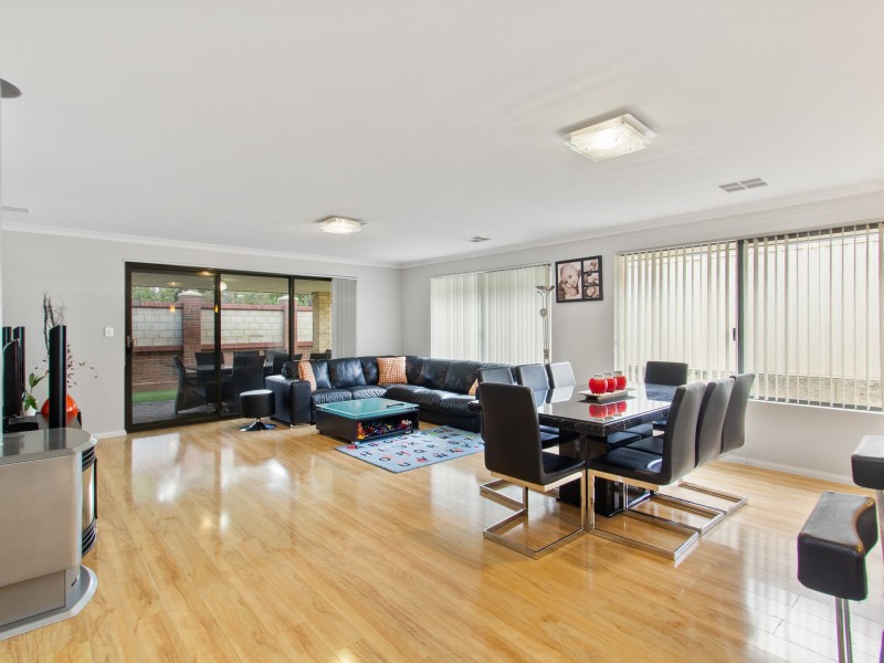 11 Fairvale Bend, Madeley WA 6065