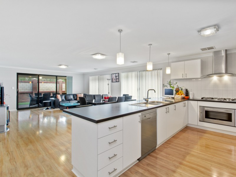 11 Fairvale Bend, Madeley WA 6065