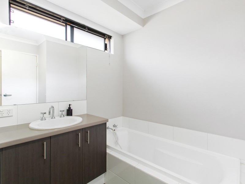 11 Fairvale Bend, Madeley WA 6065