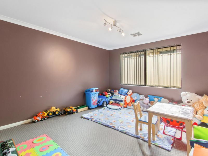 11 Fairvale Bend, Madeley WA 6065