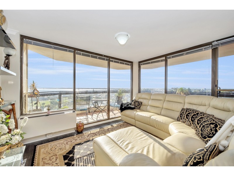 30/6A Valley Road, Halls Head WA 6210