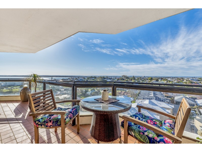 30/6A Valley Road, Halls Head WA 6210