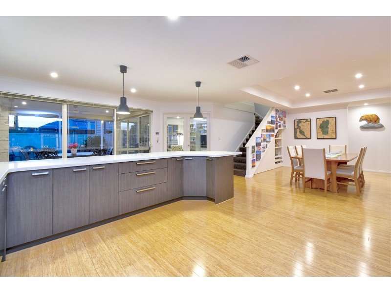 8 Memphis Ridge, Hocking WA 6065