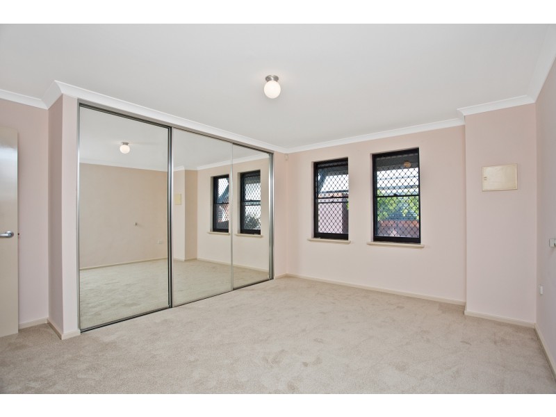 4/11 Crocker Way, Innaloo WA 6018