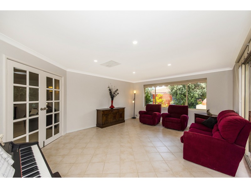 11 Sandringham Promenade, Canning Vale WA 6155