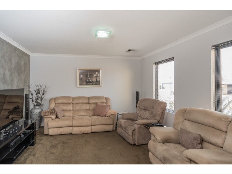 27 Kensington Way, Pearsall WA 6065