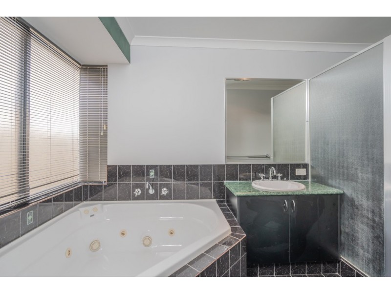 27 Kensington Way, Pearsall WA 6065