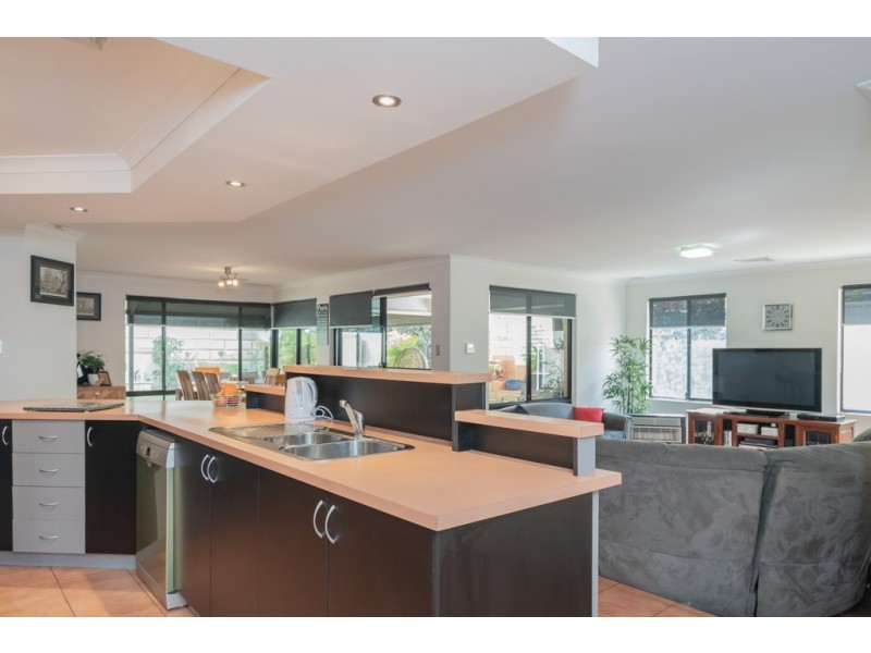 27 Kensington Way, Pearsall WA 6065