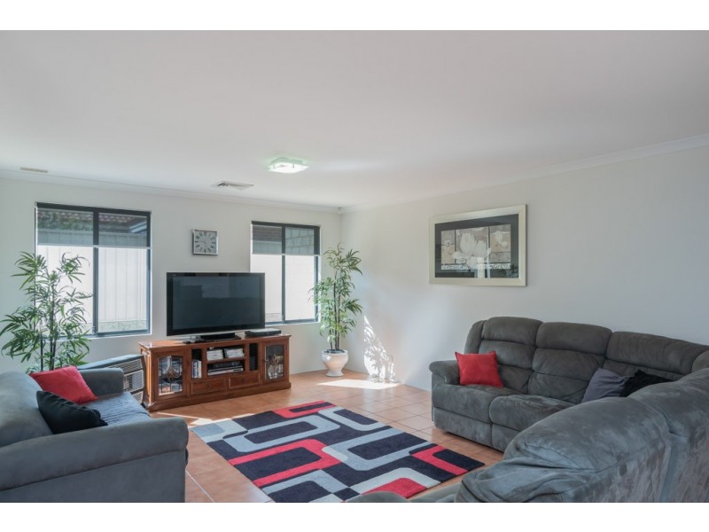 27 Kensington Way, Pearsall WA 6065