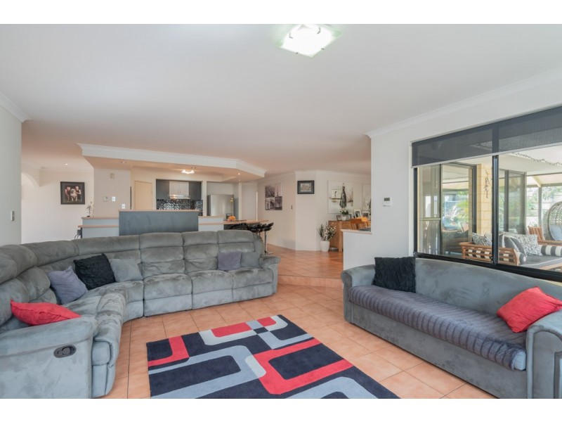 27 Kensington Way, Pearsall WA 6065