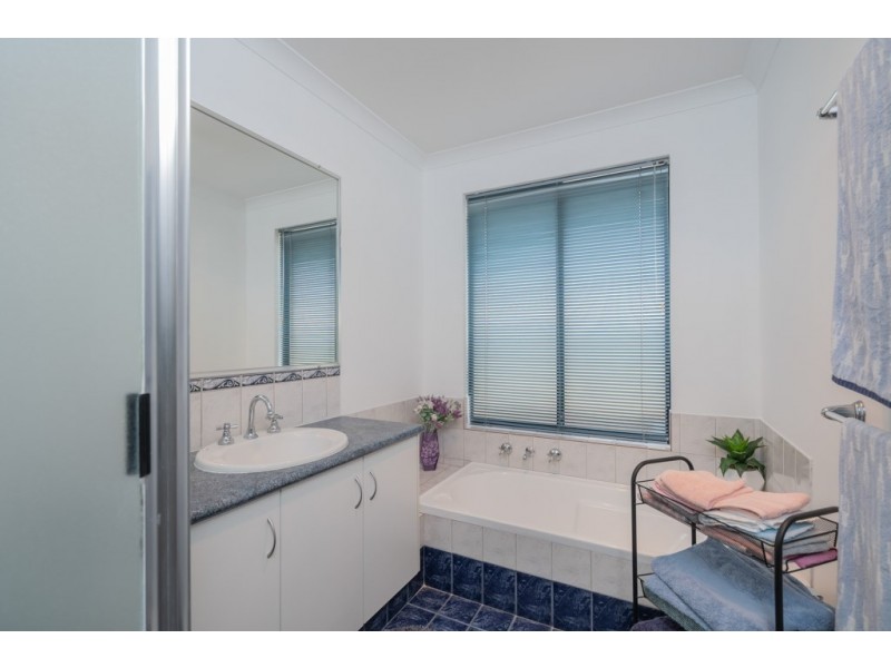 27 Kensington Way, Pearsall WA 6065