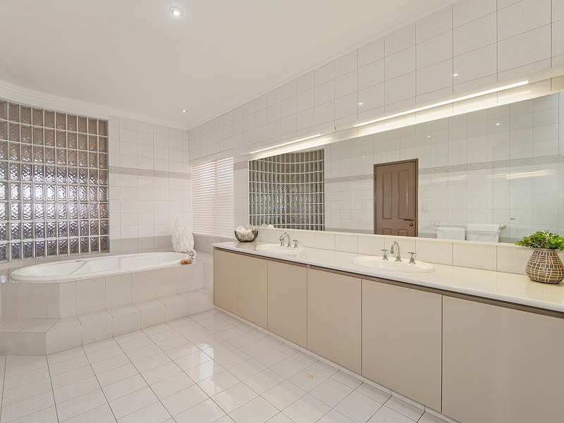 8 Saw Road, Kardinya WA 6163