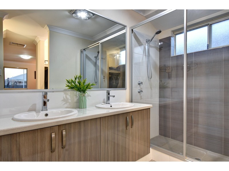 6 Chucklebud Street, Banksia Grove WA 6031