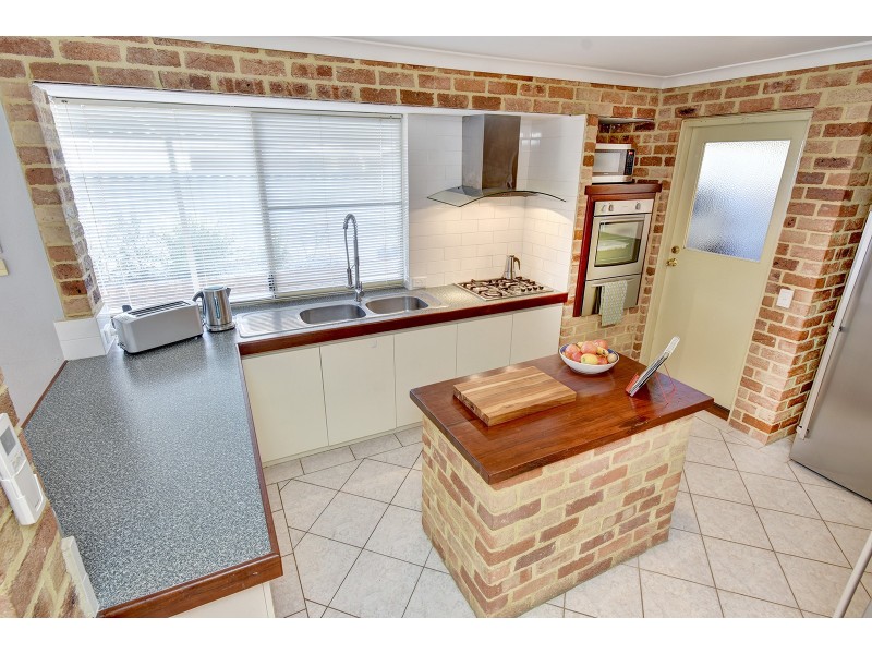 8 Gutha Retreat, Hocking WA 6065