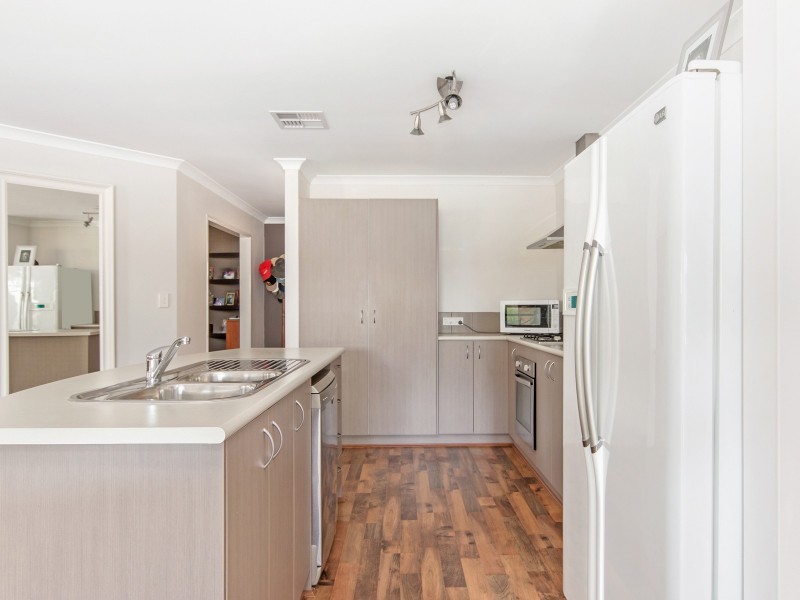 6 Lakewood Grove, Bertram WA 6167