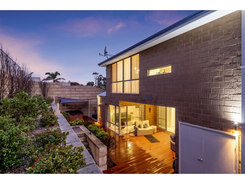 12 Valley Road, Halls Head WA 6210