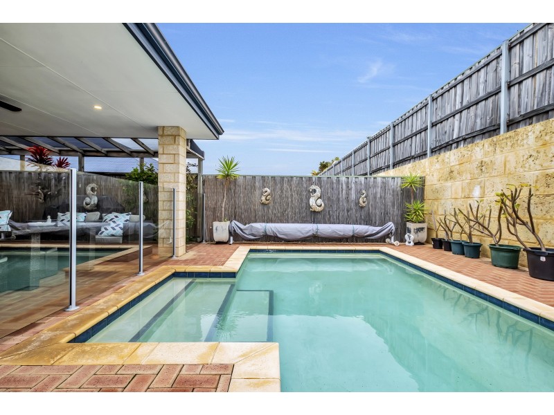 33 Buttercup Parkway, Halls Head WA 6210