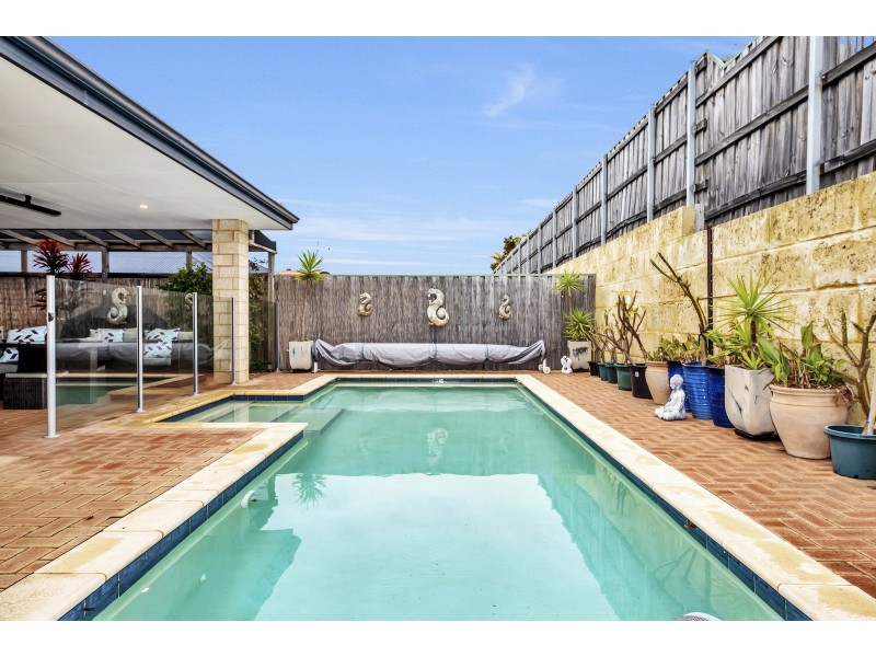 33 Buttercup Parkway, Halls Head WA 6210