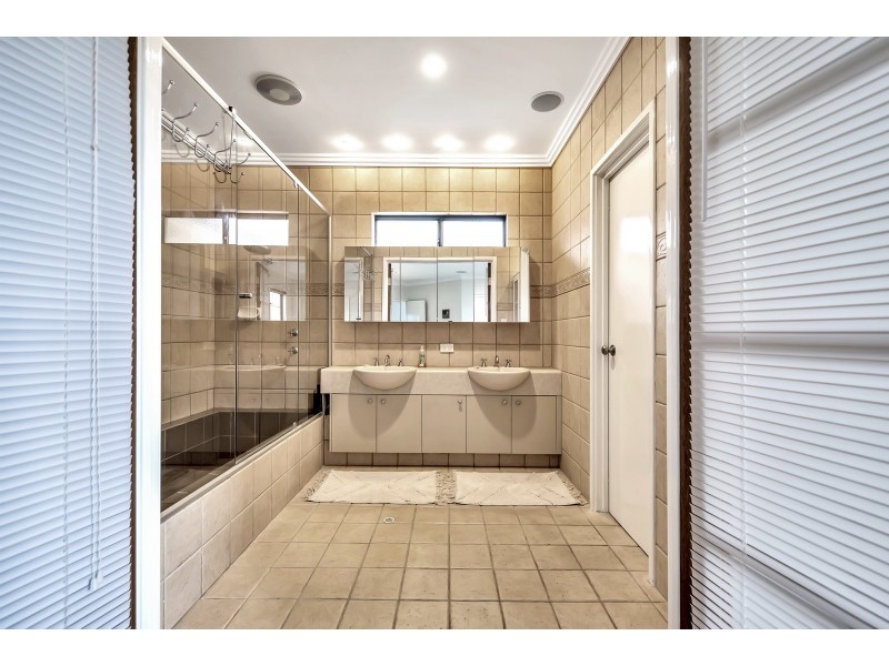 33 Buttercup Parkway, Halls Head WA 6210