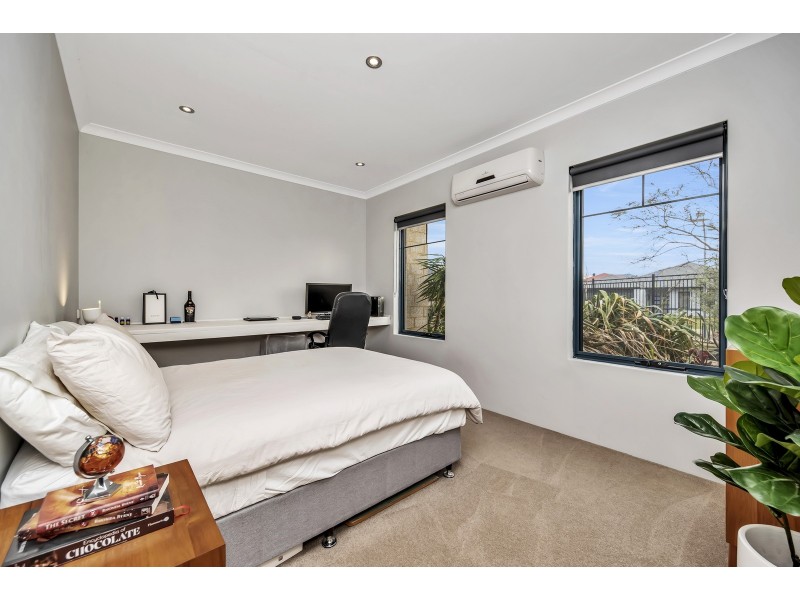 33 Buttercup Parkway, Halls Head WA 6210